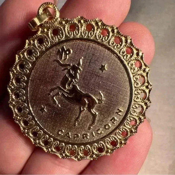 Beautiful Gold Coloured Capricorn Vintage Pendant/charm For Necklace Scalloped - Picture 4 of 6